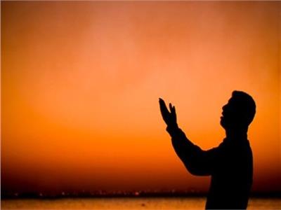 هل النظر إلى السماء عند الدعاء «حلال»؟.. «الإفتاء» تجيب