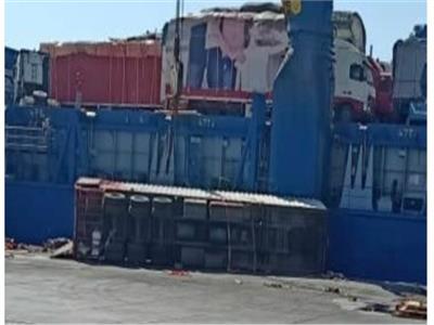 انقلاب شاحنة بضائع على رصيف ميناء سفاجا