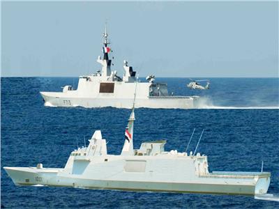 القوات البحرية المصرية والفرنسية تنفذان تدريباً بحرياً عابراً في نطاق البحر المتوسط