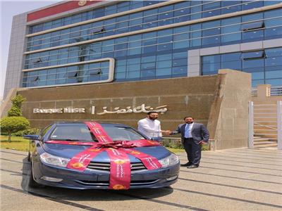 بنك مصر يسلم سيارة للفائز في حملته لتشجيع استخدام البطاقات الائتمانية