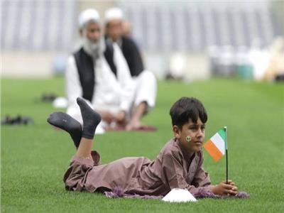 بالفيديو| مسلمو أيرلندا يؤدون صلاة العيد داخل ستاد كرة قدم