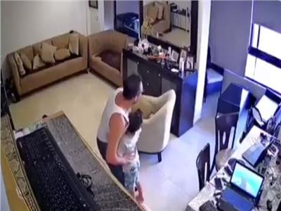 فيديو| مشهد يدمي القلوب.. أب يحاول حماية ابنه لحظة وقوع انفجار بيروت