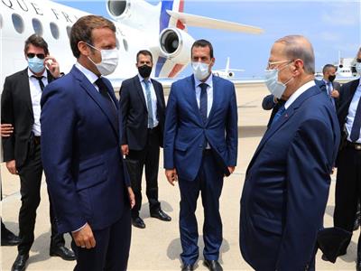ماكرون يتعرض لموقف محرج في الصالة الرئاسية بمطار بيروت