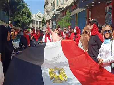 صور|طالبات يهتفن بنشيد "أبطال كمين البرث" أمام لجنة انتخابات بالإسكندرية