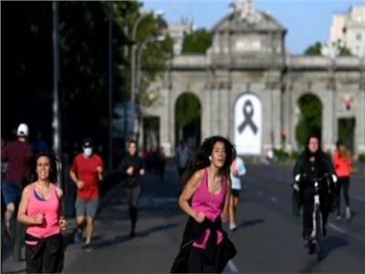 الجارديان: إلغاء ماراثون باريس مع تزايد إصابات كورونا في فرنسا