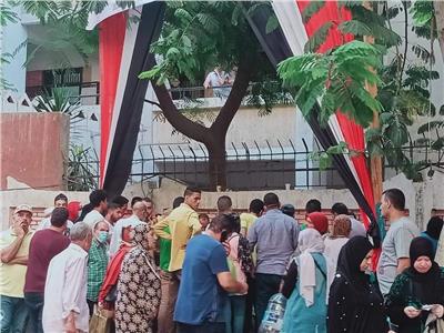 فيديو| علي أبواب لجان الانتخابات .. كمامات وجل لتعقيم الناخبين