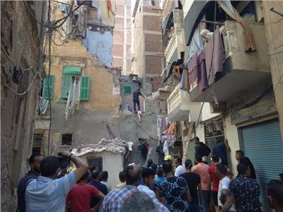 صور|انهيار عقار بمنطقة بحري في الإسكندرية.. والبحث عن سيدة تحت الأنقاض