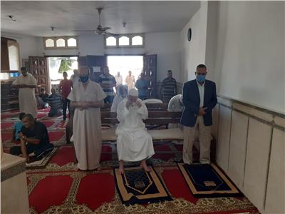 محافظ شمال سيناء يؤدي صلاة الجمعة في مسجد البدور بالعريش