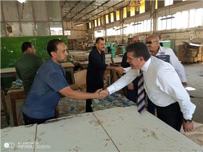 نقابة الكيماويات تستعرض مطالب عمال «مصر للحرير» بكفر الدوار