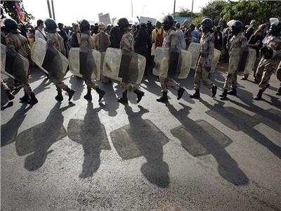 الشرطة تشتبك مع متظاهرين في مالي مع بدء محادثات الفترة الانتقالية