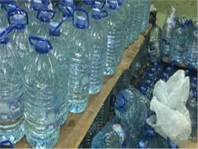 ضبط 35 ألف عبوة مياه معدنية منتهية الصلاحية بالإسكندرية