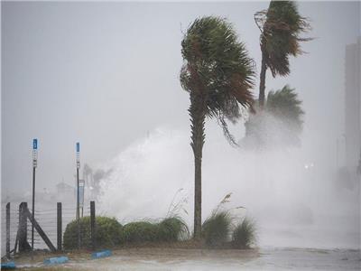 الإعصار سالي يتحرك بعيدا عن حقول النفط البحرية الأمريكية