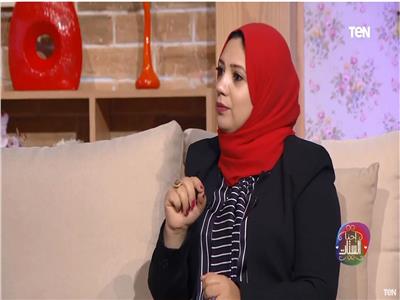 بالفيديو.. روائية: "مينفعش حد يتزوج امرأة غير محجبة ويطالبها بالحجاب"