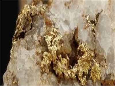 ضبط 1.5 طن أحجار تحتوى على معدن الذهب الخام بحوزة شخصين بأسوان