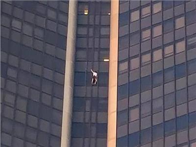 على طريقة «سبيدرمان».. شخص يتسلق أعلى برج في باريس بدون أي «حماية»| فيديو