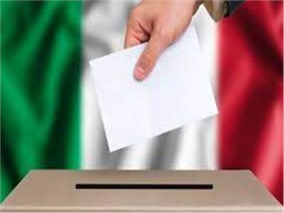 الإيطاليون يتوجهون للتصويت في استفتاء لتقليل حجم البرلمان