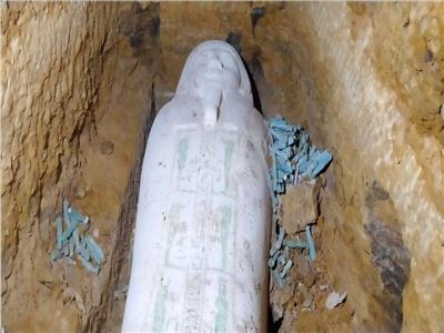 العثور على تابوت حجري وتماثيل من الأوشابتي بمنطقة آثار الغريفة بالمنيا