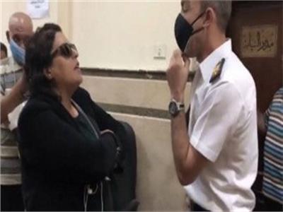 الضابط المعتدى عليه من قبل مستشارة يُدلي بأقواله أمام محكمة جنح النزهة