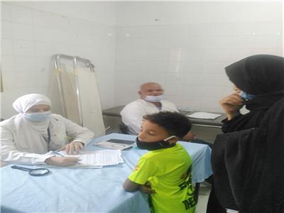 الكشف على ٩٩٥ حالة خلال القافلة الطبية بنجع الحىّ بمدينة قنا