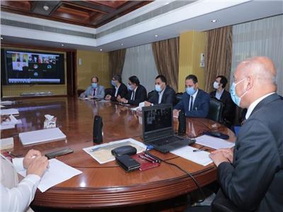 وزير النقل يبحث مع السفير الصيني تقدم الأعمال بمشروع أول قطار كهربائي في مصر