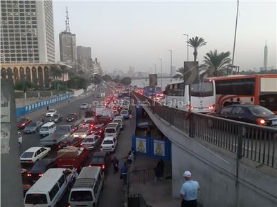 صور| كثافات مرورية أعلى محور مايو وكورنيش التحرير