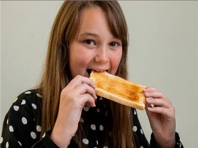 «رهاب الطعام»..طفلة تعيش 10 سنوات على الخبز فقط