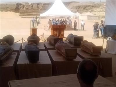 وزير الآثار يشهد فتح أول تابوت من كشف سقارة الجديد 