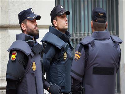 الشرطة الإسبانية تفرض قيود على الطرق مع بدء العزل العام 