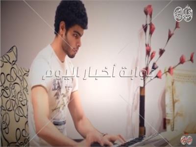 شاهد| عمر موهوب "كفيف" يتمنى العزف في فرقة عمرو دياب