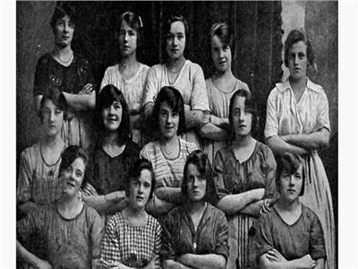 شاهد | بعد 120 سنة.. صورة لـ15 عاملة تثير الرعب