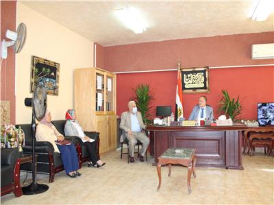 مدير تعليم القاهرة الجديدة يشدد على إتباع الإجراءات الاحترازية بالمدارس