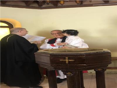 رئيس "الأسقفية" يمنح حفيده سر التعميد بمشاركة كاهن كاثوليكى 