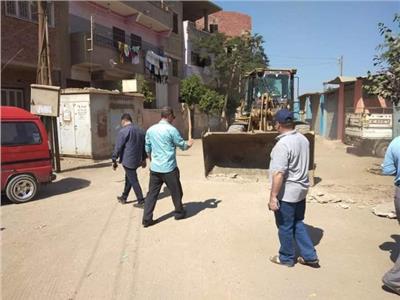 حملة لإزالة المطبات العشوائية بمدينة السنطة في الغربية 