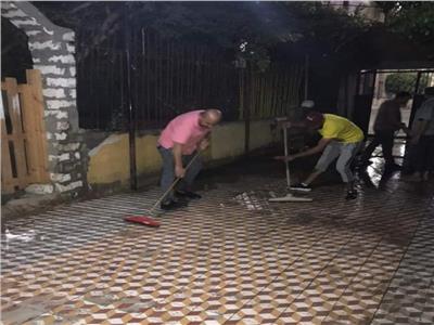 صور | معلمون بنجع حمادي ينظفون المدرسة قبل بدء العام الدراسي الجديد