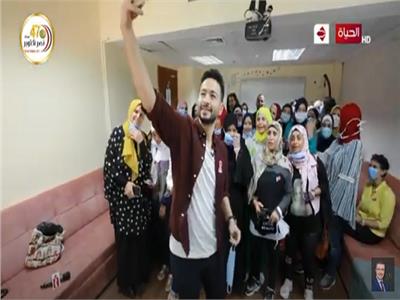 فيديو|  حمادة هلال يزور «المحاربات» في مستشفى «بهية» 