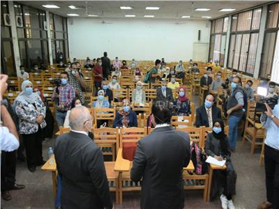 بالصور وزير التعليم العالي يشهد أول تجربة ناجحة للمنصة التعليمية الذكية بجامعة القاهرة