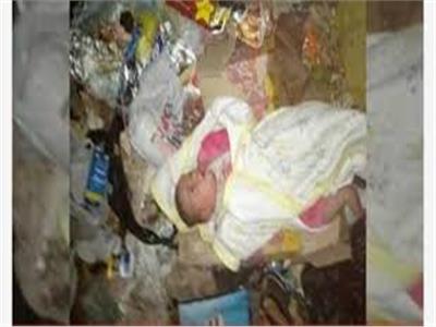 عمال نظافة يعثرون على طفلة رضيعة داخل أكوام القمامة بقنا