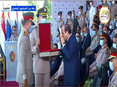 الرئيس السيسي يقبل المصحف الشريف | فيديو