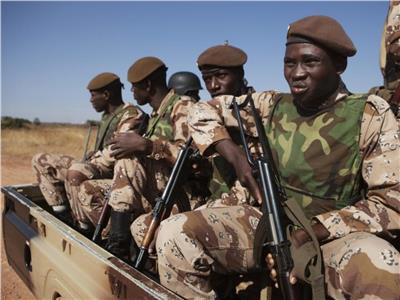 الجيش في مالي يسقط الطعام من الجو على قرية محاصرة
