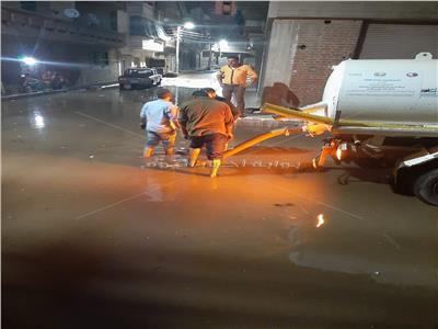 صور| الدفع بالمعدات والأطقم لرفع مياه الأمطار بمدينة رشيد