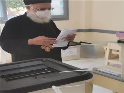 انتخابات النواب 2020| وكيل بطريركية الأقباط الأرثوذكس بالإسكندرية يدلي بصوته