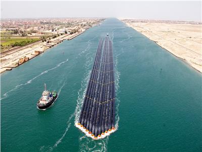 عبور أكبر سفينة حاويات في العالم تعمل بالغاز الطبيعي لقناة السويس