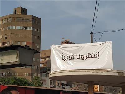صور| لافتات «انتظرونا قريبًا» تثير حيرة ركاب القطارات بمحطة مصر