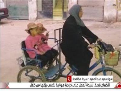 شاهد| «أم مريم».. قصة سيدة توصل الطلبات للمنازل على دراجة بالإسكندرية