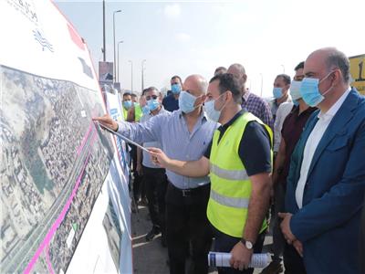 صور| وزير النقل يتابع أعمال نقل المرافق لتطوير الطريق الدائري 
