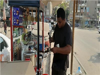 فيديو وصور| «الشغل مش عيب».. خريج ألسن يتحدى البطالة بعربة قهوة 