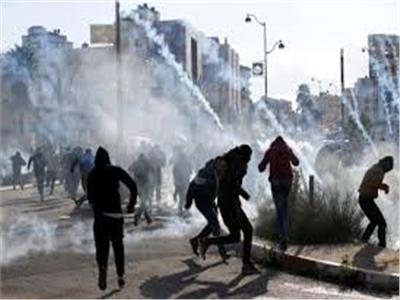 قوات الاحتلال الاسرائيلي تطلق قنابل الصوت والغاز المسيل للدموع