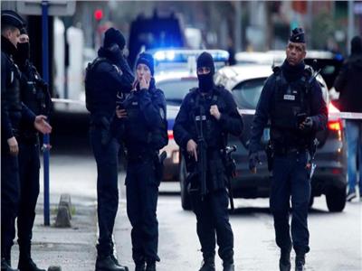 عاجل| الشرطة الفرنسية تسيطر على رجل هددهم بسكين  