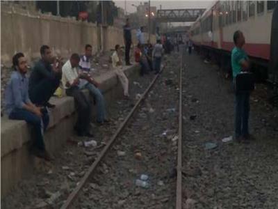 إصابة شاب سقط من قطار بمحطة ديرمواس بالمنيا