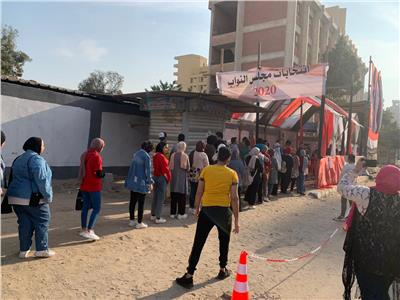 انتخابات النواب 2020 | توافد المواطنين أمام مدرسة «سيزا نبراوي» بالقاهرة الجديدة .. فيديو